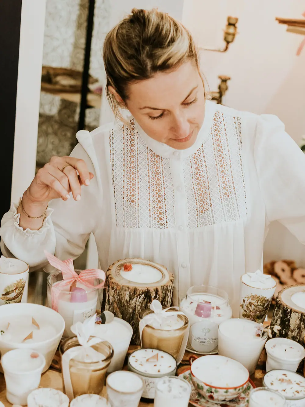 Brûle-parfums en céramique allumés avec des fondants parfumés