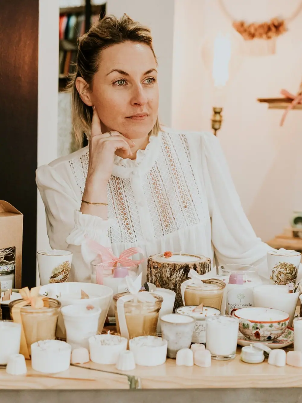 Margo dans son atelier, entourée de ses créations