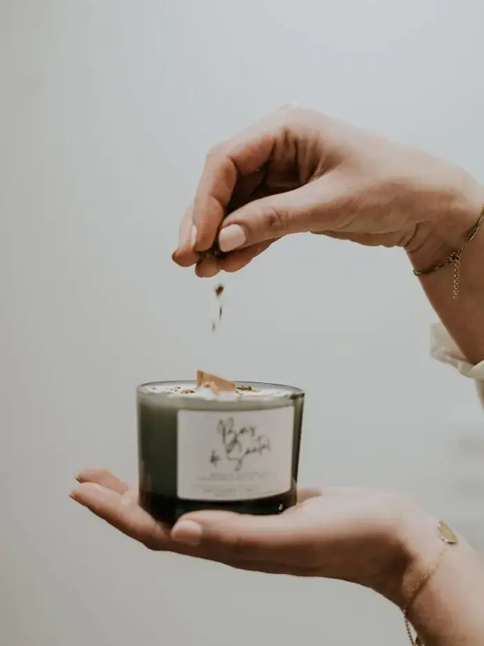 Bougie Bois de santal en verre fumé tenue dans une main