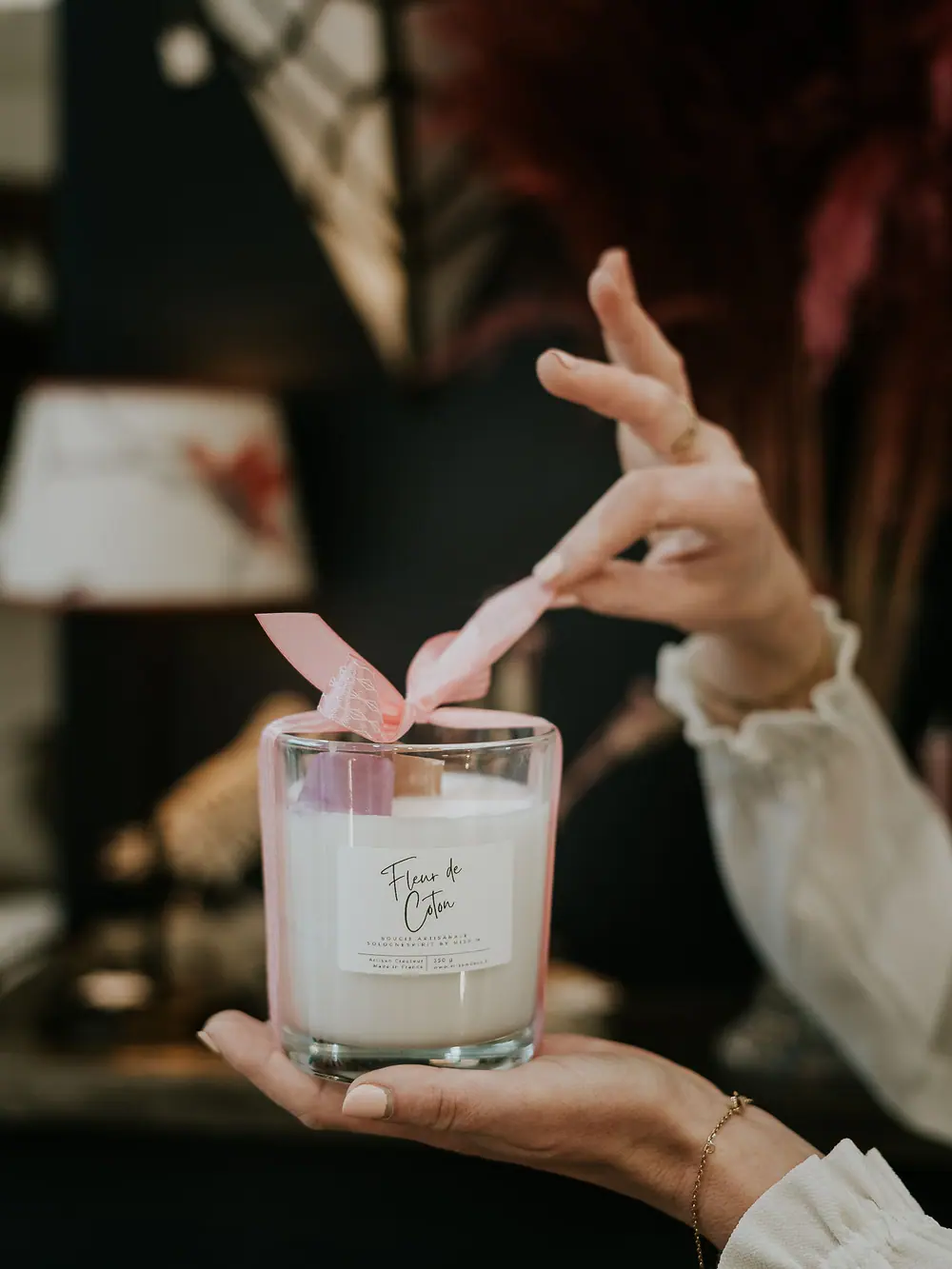 Détail de créations parfumées artisanales disposées pour être offertes