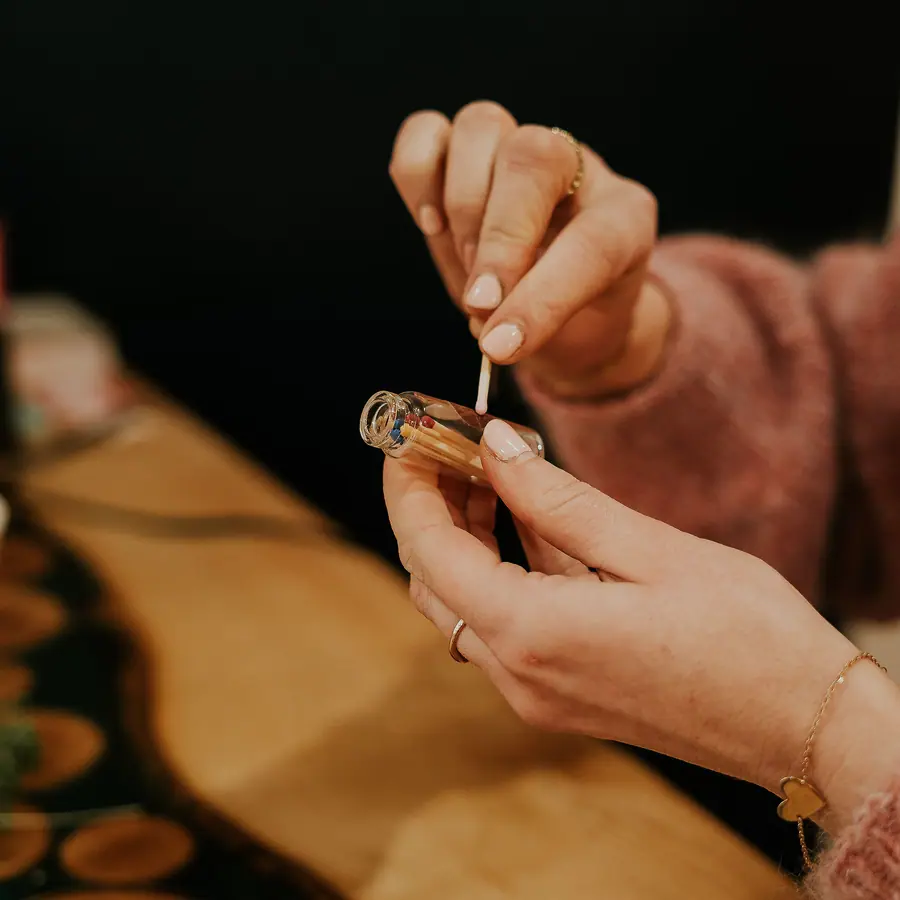 Petite bouteille de verre remplie d’allumettes multicolores