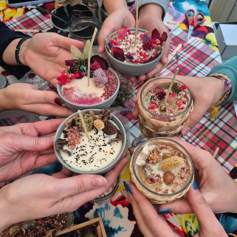 Participants d’un atelier composant leurs bougies avec des fleurs séchées