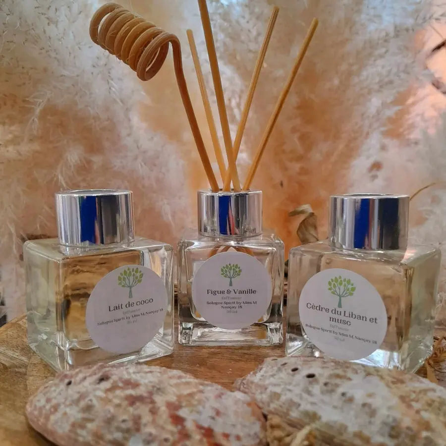 Diffuseur de parfum en flacon de verre avec ses tiges de rotin