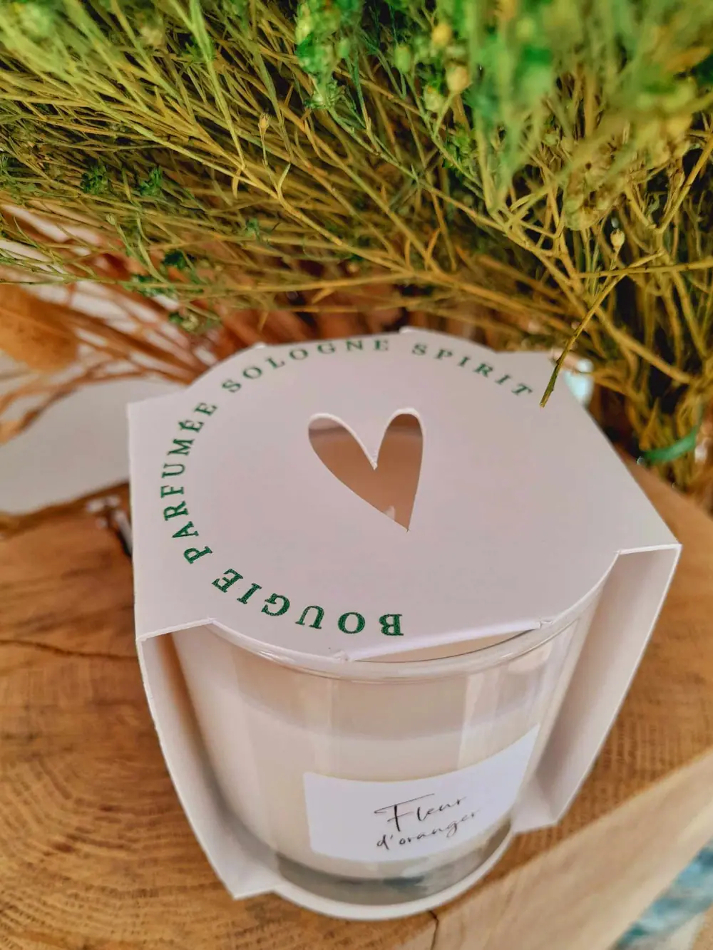 Emballage de bougie parfumée artisanale à découpe en forme de cœur