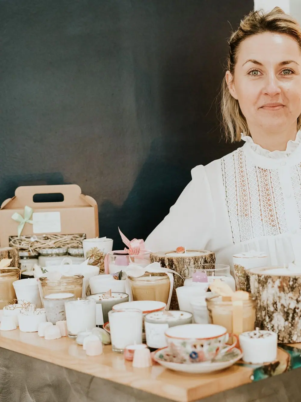 Margo devant son étal de bougies artisanales, atelier de Nançay dans le Cher