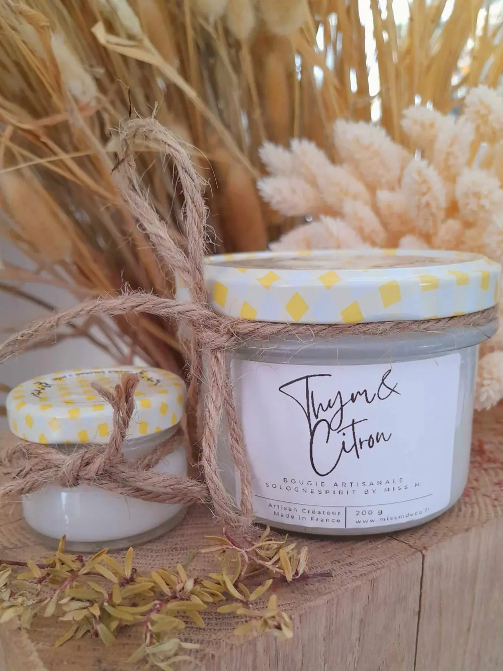 Bougie artisanale Thym et Citron entourée d’herbes séchées