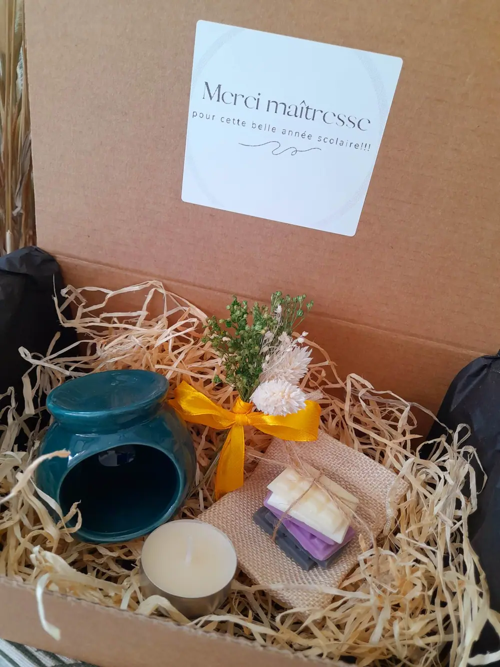Coffret cadeau garni de bougies artisanales et de fondants parfumés